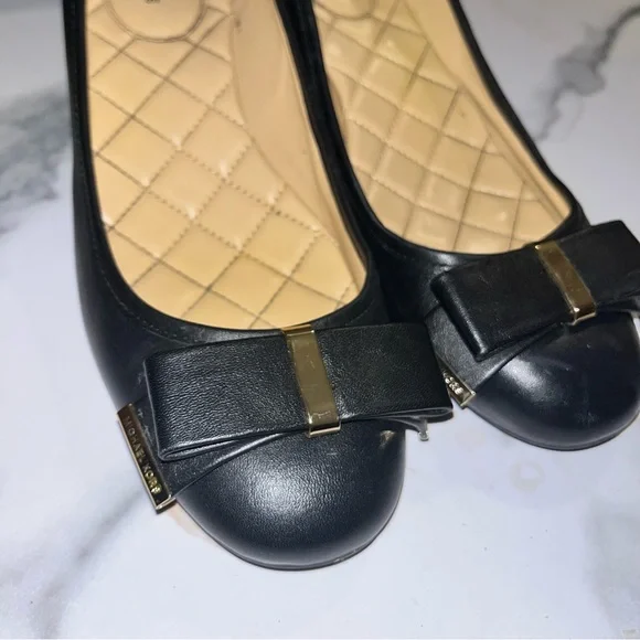 Michael Kors Black Leather Kiara Mid PumpHeels with Gold Tone Hardware sz 10 - Picture 2 of 9